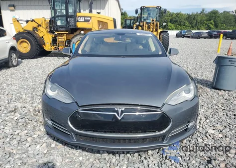 2013 Tesla Model S z USA, uszkodzony, nr VIN 5YJSA1AC4DFP10496